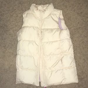 Cute white vest that keeps you warm